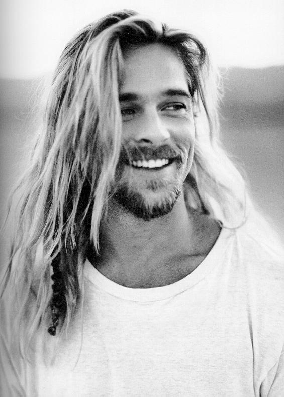 brad_pitt_long_hair_smile07.jpg